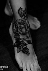 Uzorak tetovaže stopala crne ruže na nogama