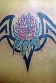 Raudona rožė su juodo genties simbolio tatuiruotės modeliu