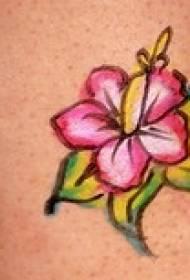 Bacaklarda basit renk çiçek dövme deseni
