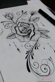 Tehnika uboda crne skice kreativni rukopis lijepog cvijeta tetovaža