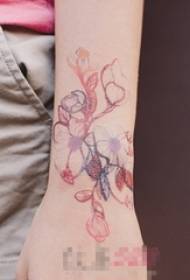 Ang braso ng babae ay nagpinta ng watercolor na malikhaing magagandang larawan ng tattoo ng bulaklak