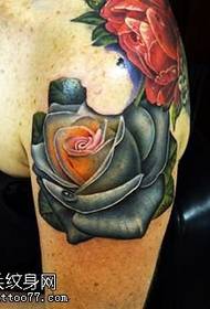 Olkapää musta harmaa realistinen ruusu tatuointi malli
