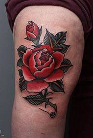 egy tüskés rózsa tetoválás a térdén