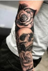 Wiilasha Arms on Black grey Sketch Talooyin Xiiso Leh Halkudheg cabsi cabsi ah Skull Rose Tattoo Sawirka