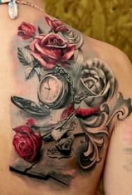 女生后背上彩绘点刺玫瑰和钟表纹身图片