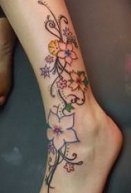 Skolflicka kalv målade akvarell skiss kreativ vacker blomma tatuering bild