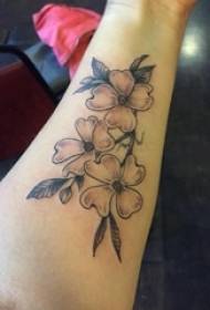 Djevojčica za ruku na crno sivoj skici točka trn trik kreativna slika cvijeta tetovaža