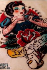 Model i Dorëshkrimit me Tattoo me Rose White Letters