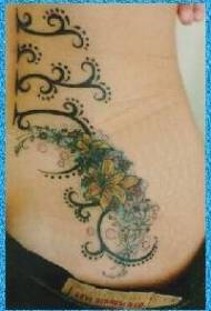 Wykwintny wzór tatuażu z kwiatów i winorośli