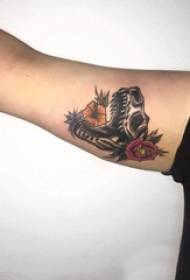 Le braccia dei ragazzi hanno dipinto linee semplici di fiori e immagini di tatuaggi