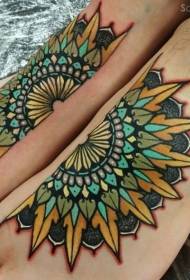Pakāpiena krāsa jauna tradicionālā stila krāsas lielu ziedu tetovējuma raksts