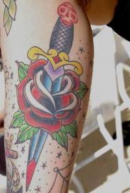 Daggeris pradurtas rožių spalvos tatuiruotės modelis