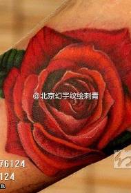 Velké růžové tetování na paži