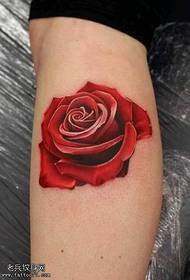 spilgti sarkanu rožu tetovējums uz kājas
