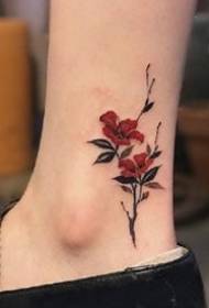 'n Stel rooi blomme tatoeëermerk ontwerpe vir meisies