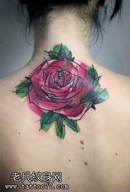 Beau tatouage de rose au dos