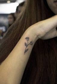 Kvindeligt håndled på sortgrå skitse litterære små friske blomster tatoveringsmønstre
