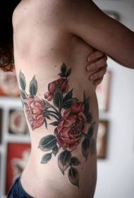 女性の腰側の美しい赤いバラのタトゥー画像