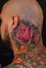 3D uzorak tetovaže ruža na vratu