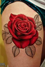 腿上有美麗的玫瑰紋身圖案