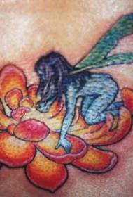 Blå alvets tatoveringsmønster på oransje blomster