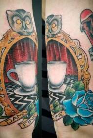 pasqyra e ilustrimit me ngjyra këmbë pasqyrë me tatuazhin e luleve