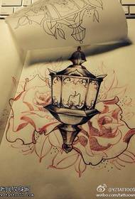 Spalvotas švyturio rožių tatuiruotės rankraštinis paveikslėlis