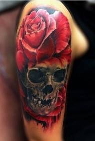 肩の赤いバラとスカルのタトゥーパターン
