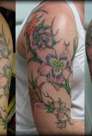 unha chea de tatuaxes de flores con agradables cores nos ombreiros