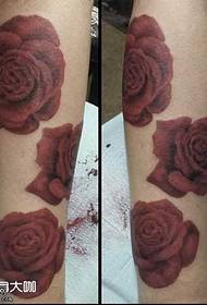 Motif de tatouage jambe rose