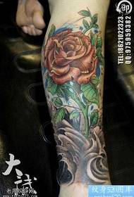 Kolora roza tatuaje-ŝablono kun belaj kruroj