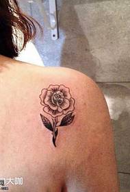 Wzór tatuażu z tyłu róża