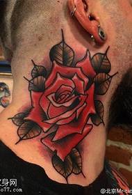Kakla ērkšķu rožu tetovējuma raksts