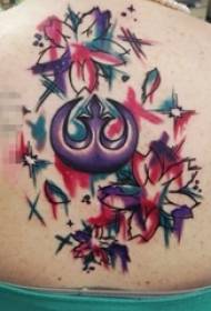 Školačka na chrbte maľované geometrické línie kvety tetovanie obrázky