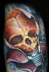 Skouer snaakse gekleurde gloeilamp met 'n menslike skedel-tatoeëring