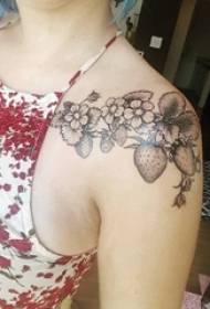 Kız omuz siyah çizgi güzel çiçekler ve çilek dövme resimleri kroki
