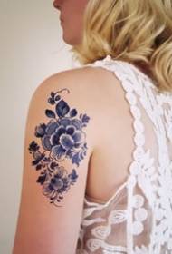 Një grup i bukur i modeleve të tatuazheve blu dhe të bardha