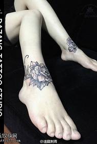 Klasické růžové tetování na noze