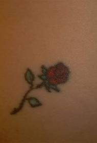 Мала свјежа тетоважа мале руже на стражњој страни руке