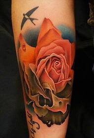 Lijepa i elegantna obojena cvijeta totem tetovaža