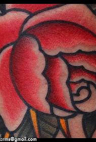 Didelė rožės tatuiruotė ant nugaros