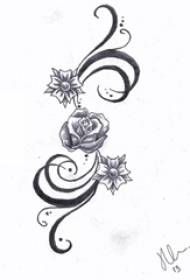Musta ja halli visandiga näpunäited kirjandusliku ilusa roosi tätoveeringu käsikiri