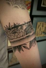 Flickans arm på svartgrå skiss pekar törnfärdighet kreativ litterär vacker tatuering för blommakrans