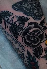 Motivo tatuaggio rosa grigio nero polpaccio