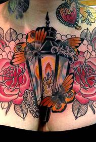 Seksīgas skaistumkopšanas krūtis skaists rožu tetovējums