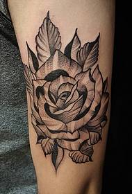 Grote arm roos tattoo patroon