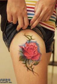 ٹانگوں پر خوبصورت رنگ کا گلاب ٹیٹو کا نمونہ