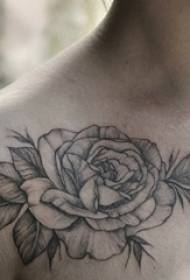 Mergaitė po raktikaulio juodos pilkos spalvos eskizo taškas erškėčių įgūdis kūrybinis literatūrinis gražus rožių tatuiruotės paveikslas