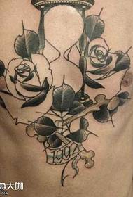 Krūtinės rožės tatuiruotės modelis
