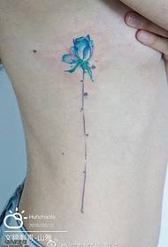 Klasisks zilo rožu tetovējuma raksts sānos